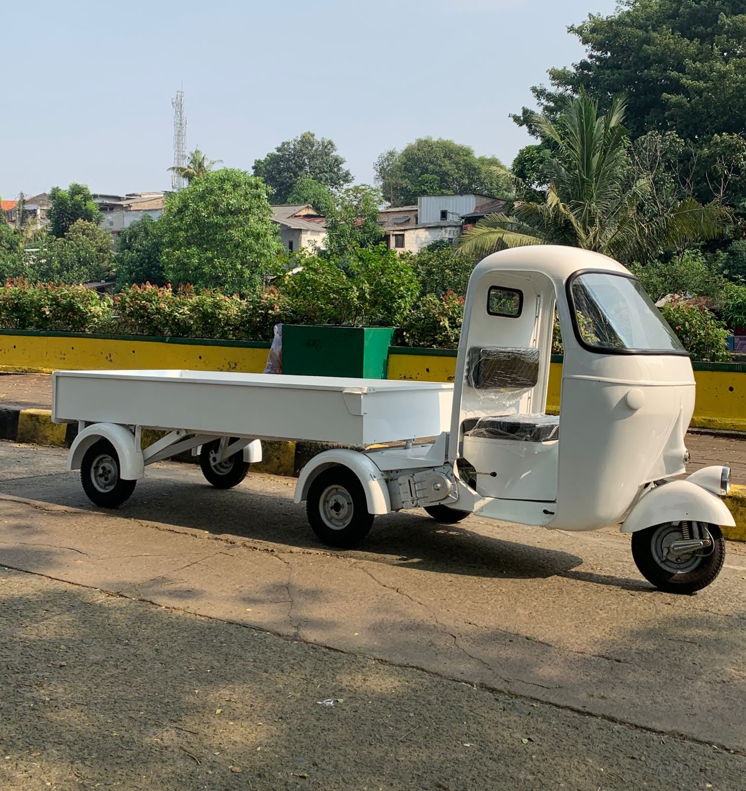 Ape Bajaj Pentaro restored by Scooter99, cabin and deck detail